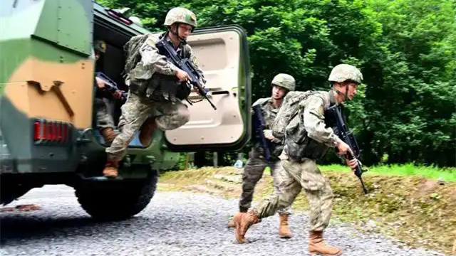 熱血出擊！特戰隊員正在戰斗